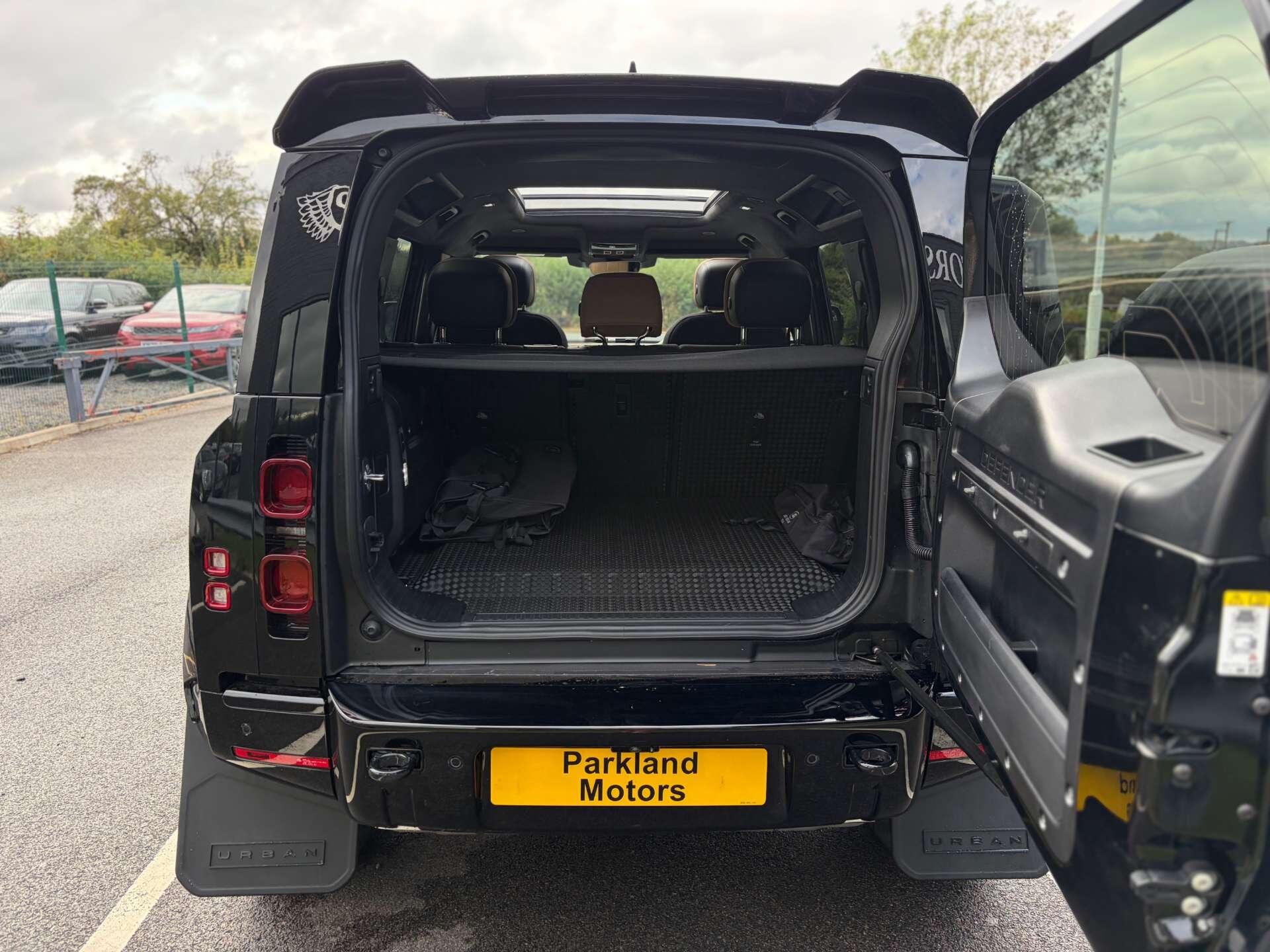 Land Rover Defender 110 view 24