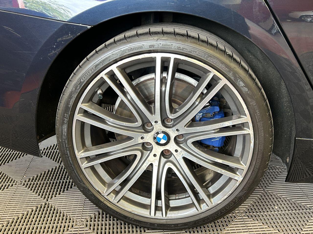 BMW 5 Series view 20