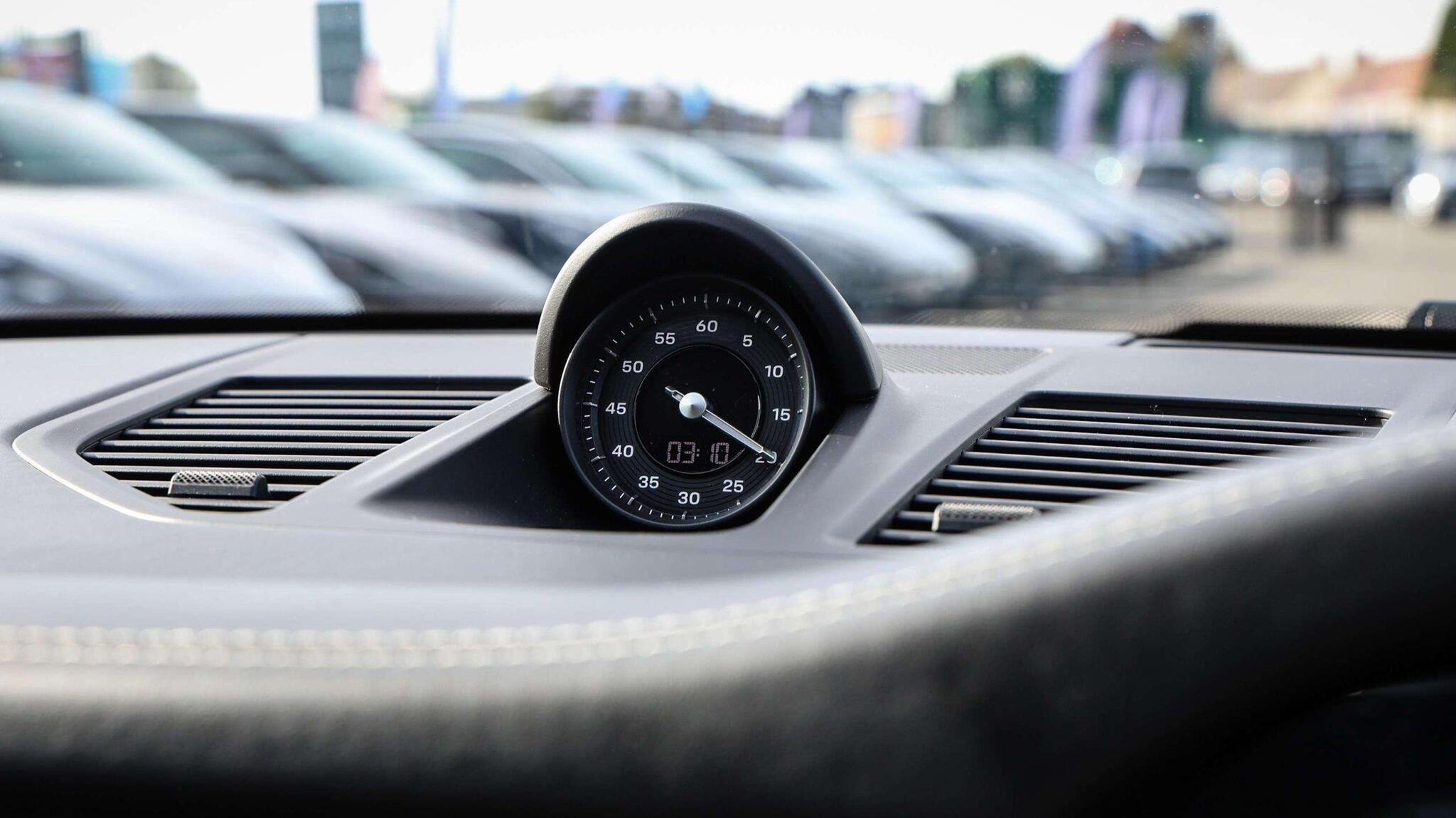 Porsche 911 view 16