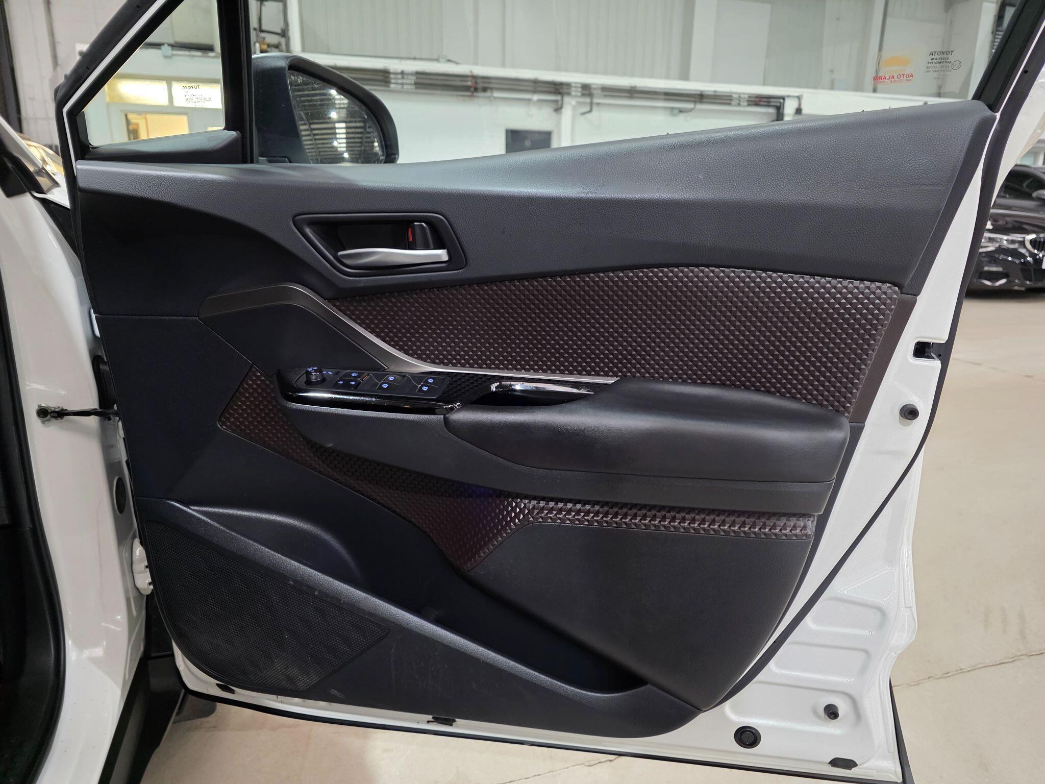 Toyota C-HR view 11