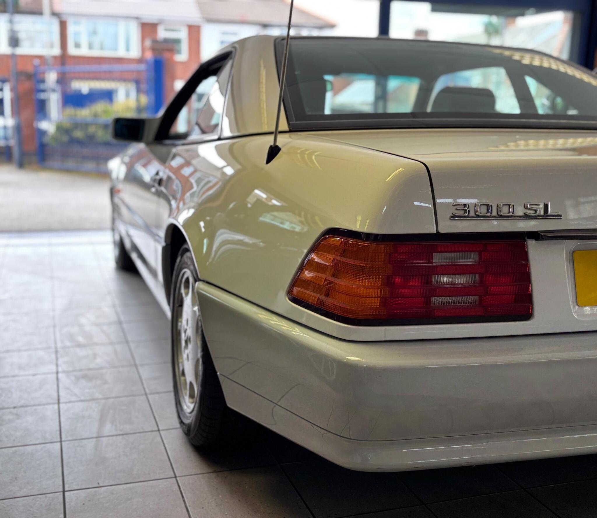 Mercedes-Benz 300 view 15