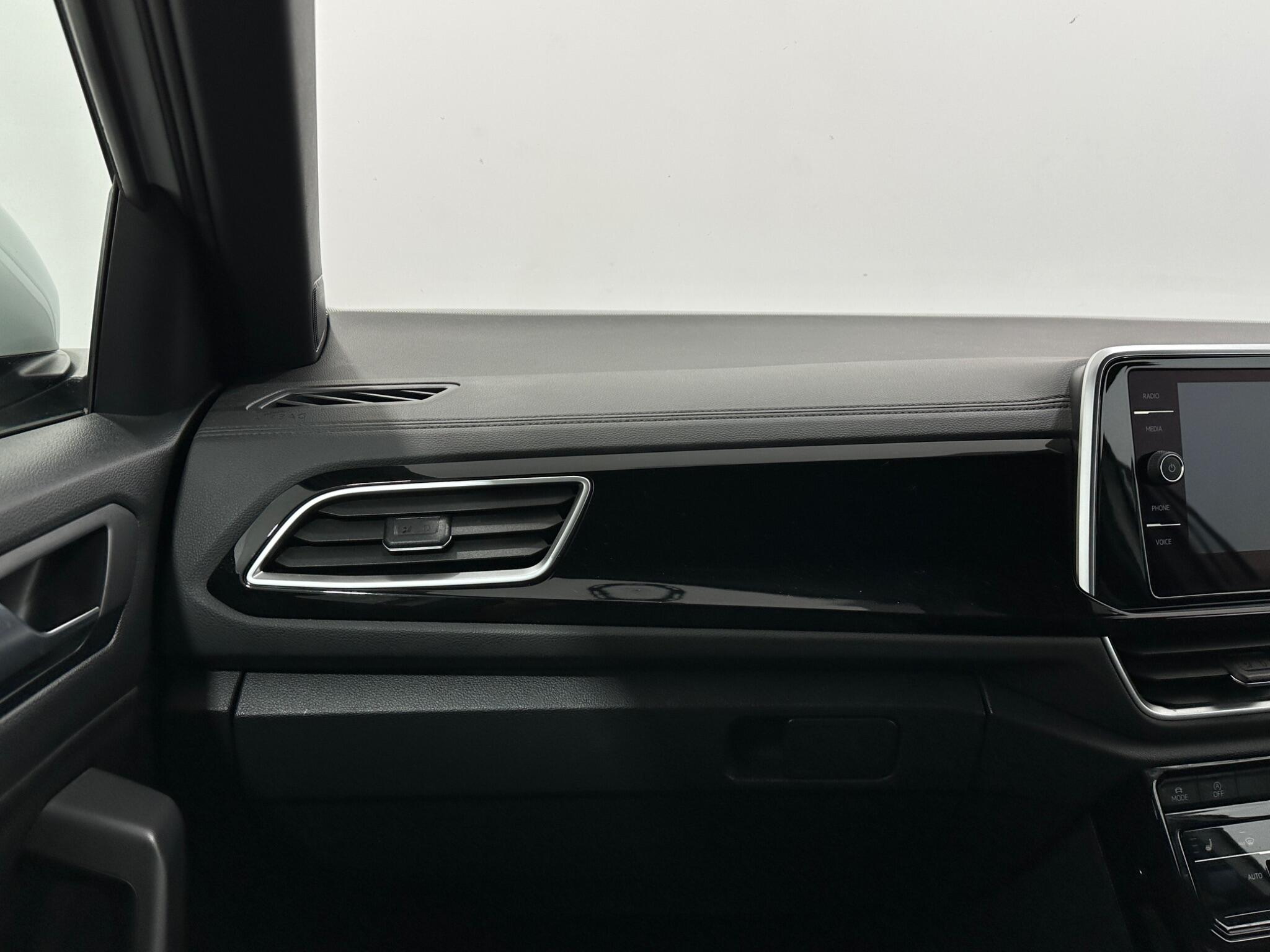 Volkswagen T-Roc view 29