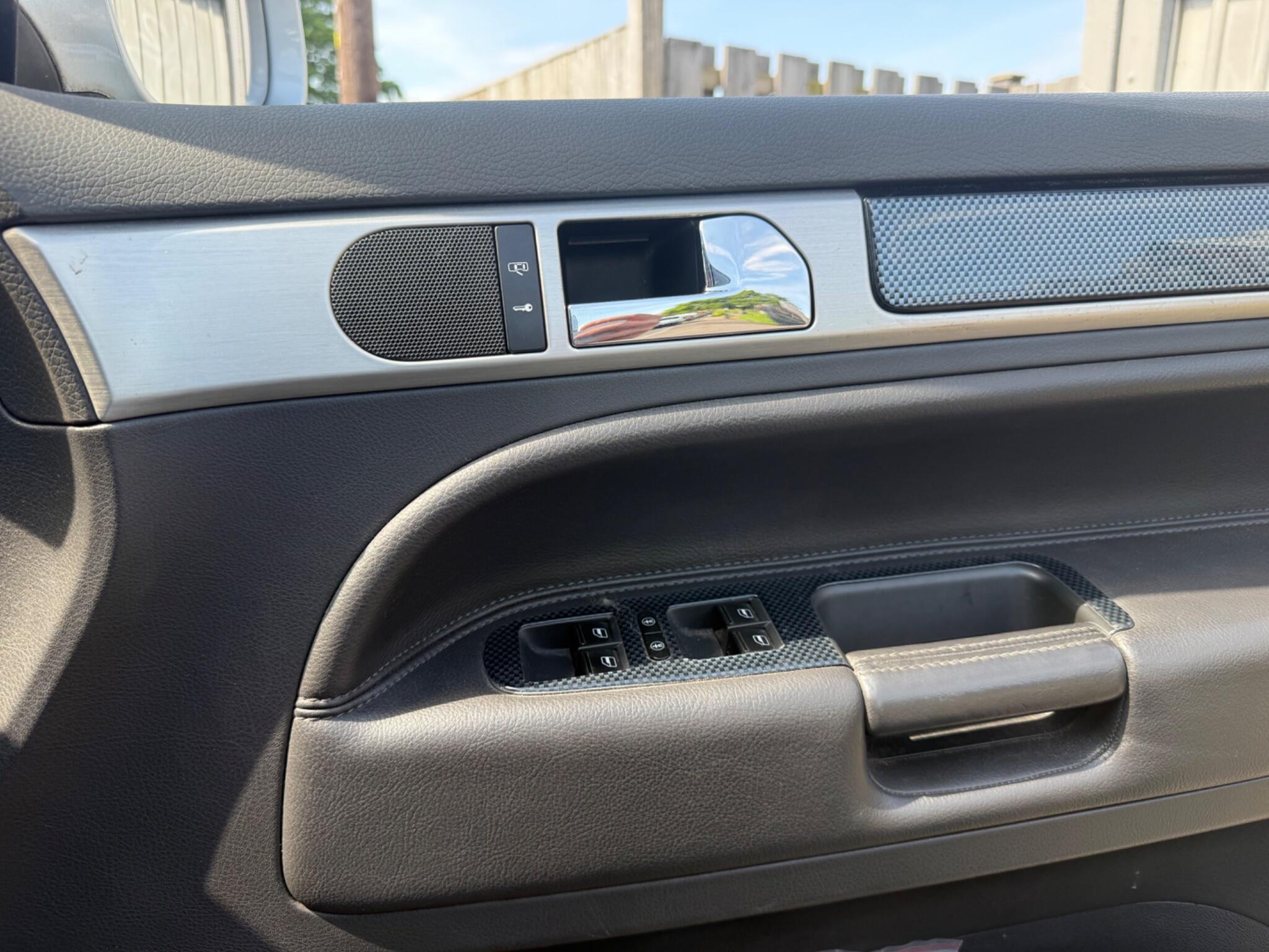 Volkswagen Touareg view 13