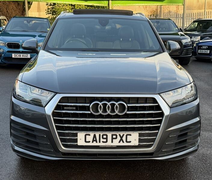 Audi Q7 view 10