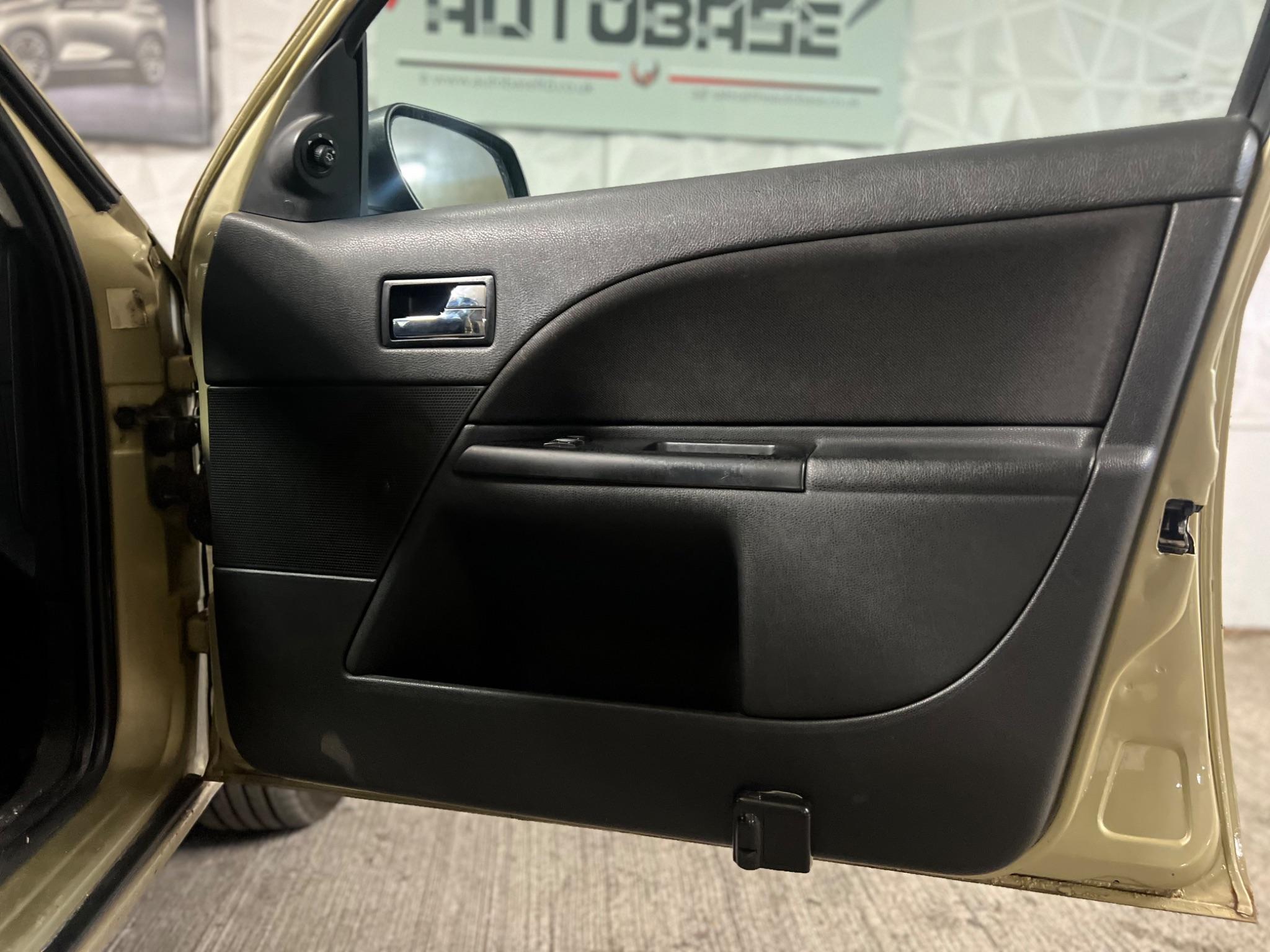 Ford Mondeo view 15