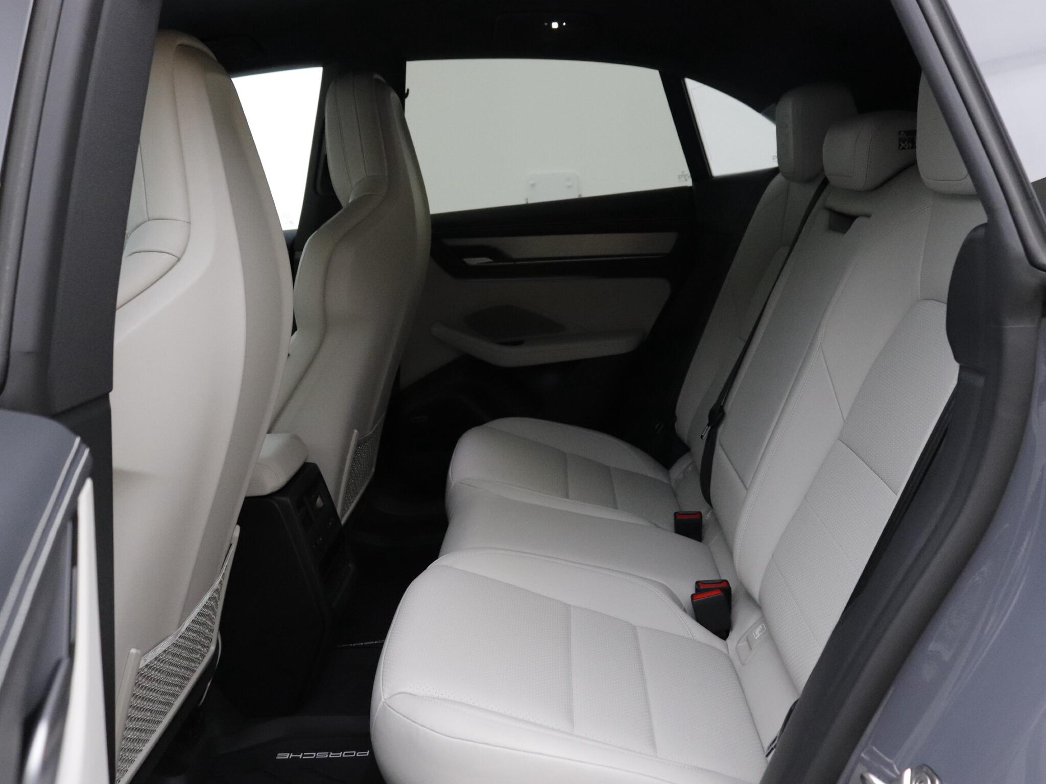 Porsche Macan view 25