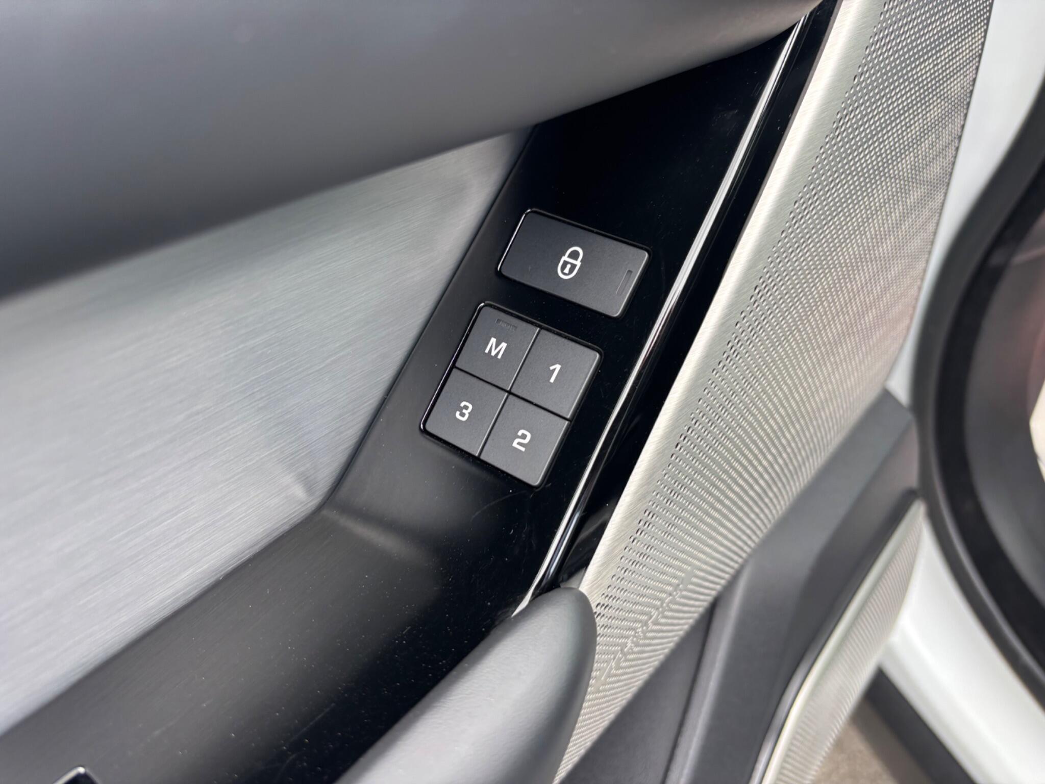Land Rover Range Rover Velar view 21