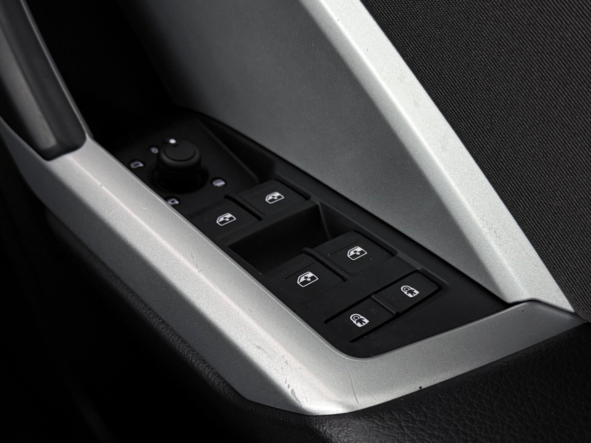 Audi Q3 view 16