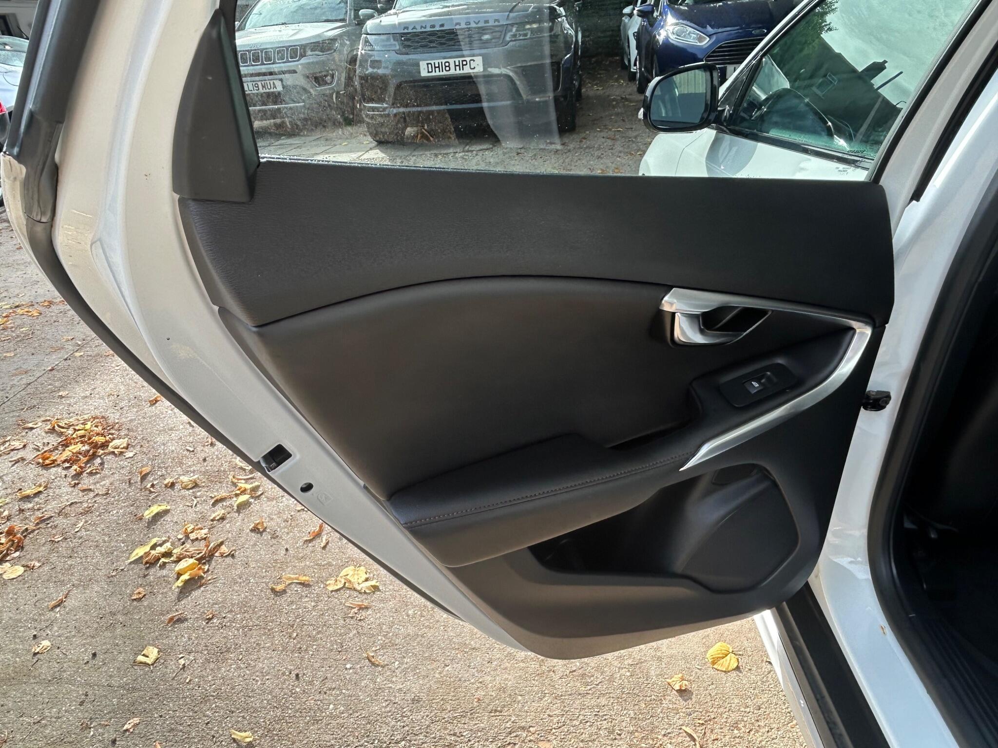 Volvo V40 Cross Country view 33