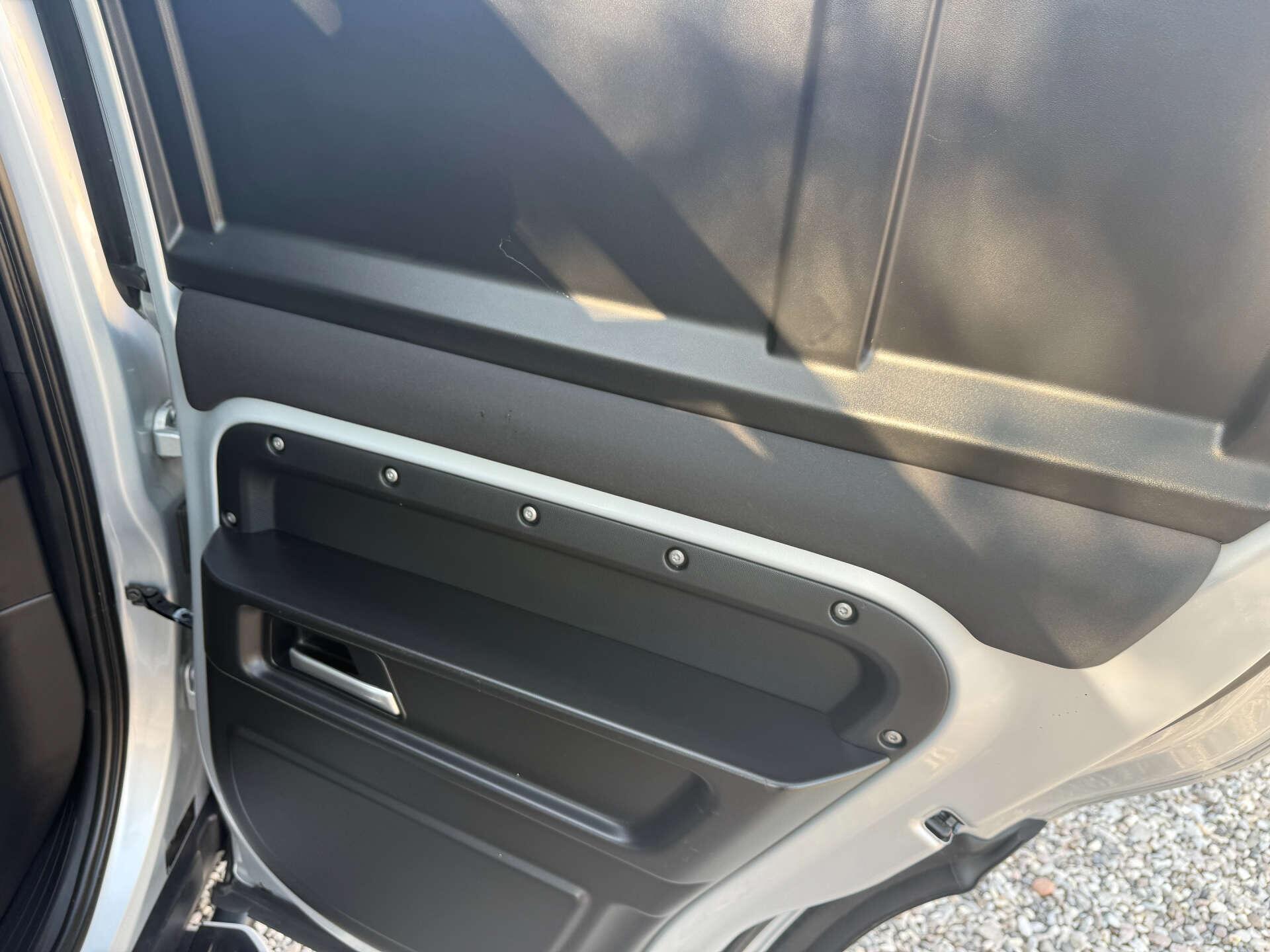 Land Rover Defender view 22