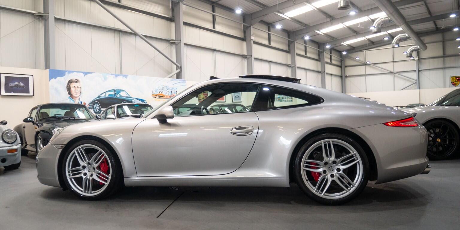 Porsche 911 view 7