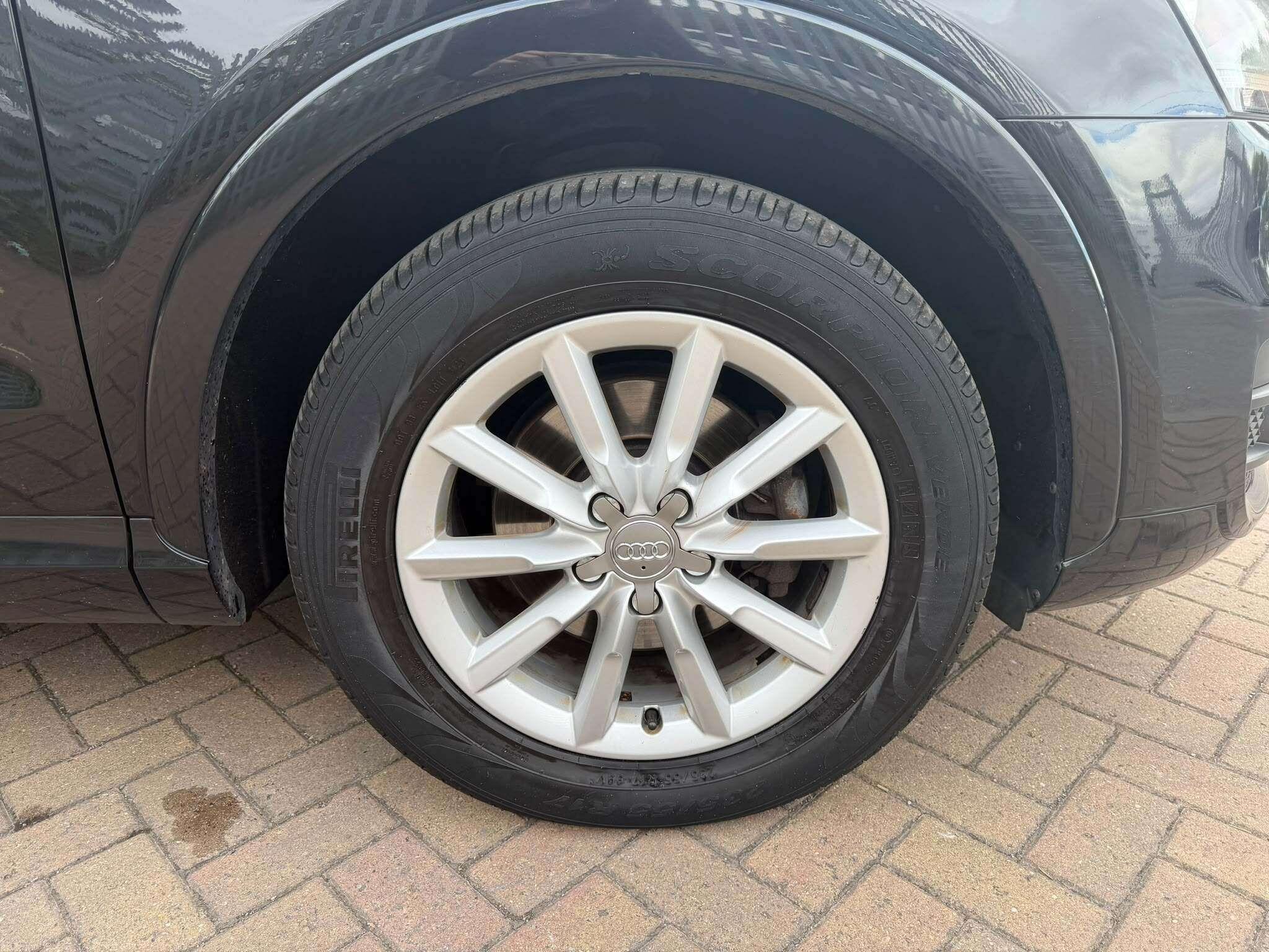 Audi Q3 view 9
