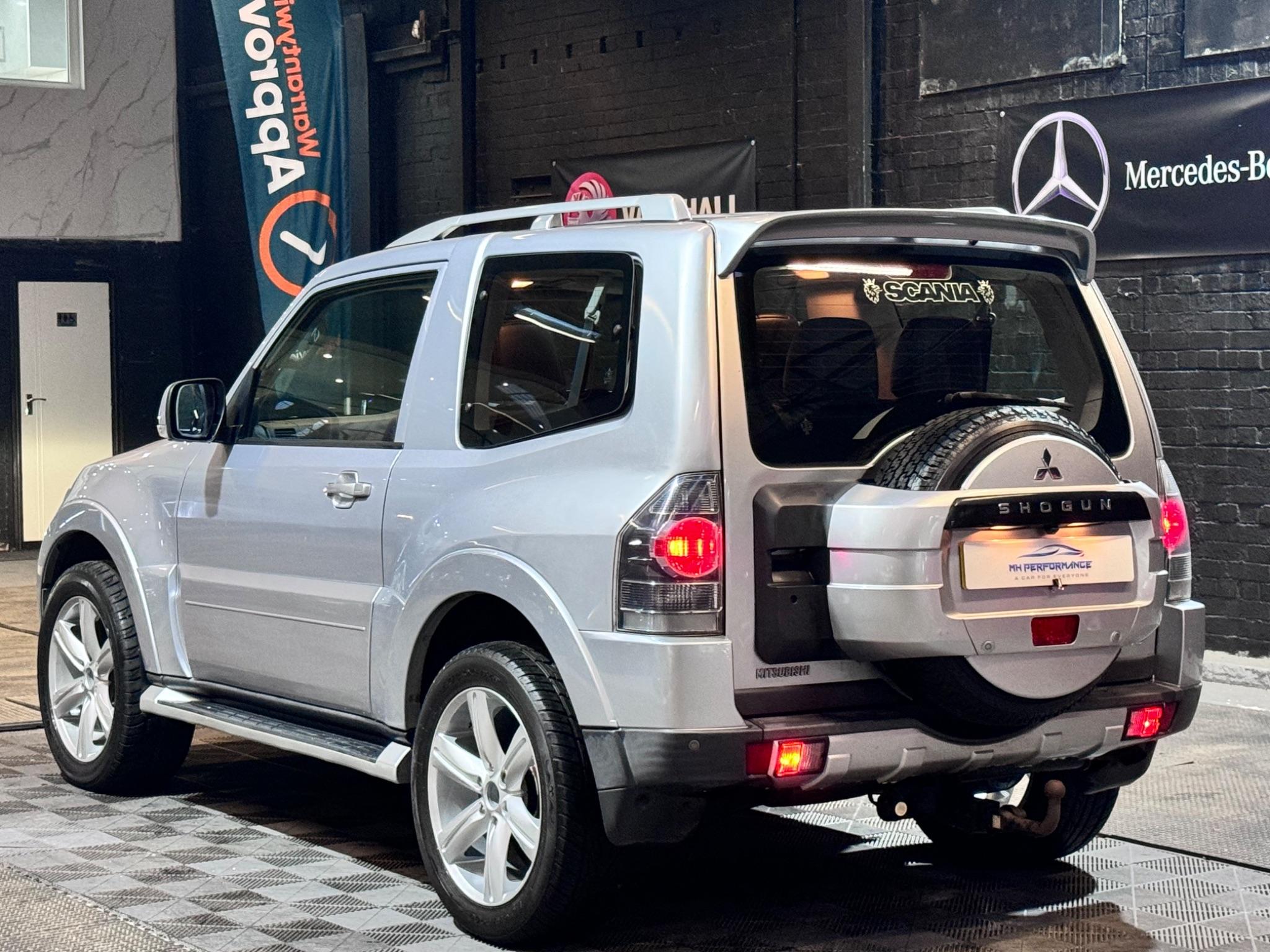 Mitsubishi Shogun view 40