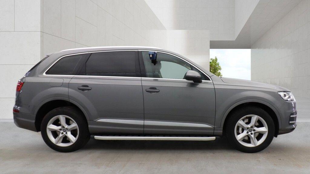 Audi Q7 view 8