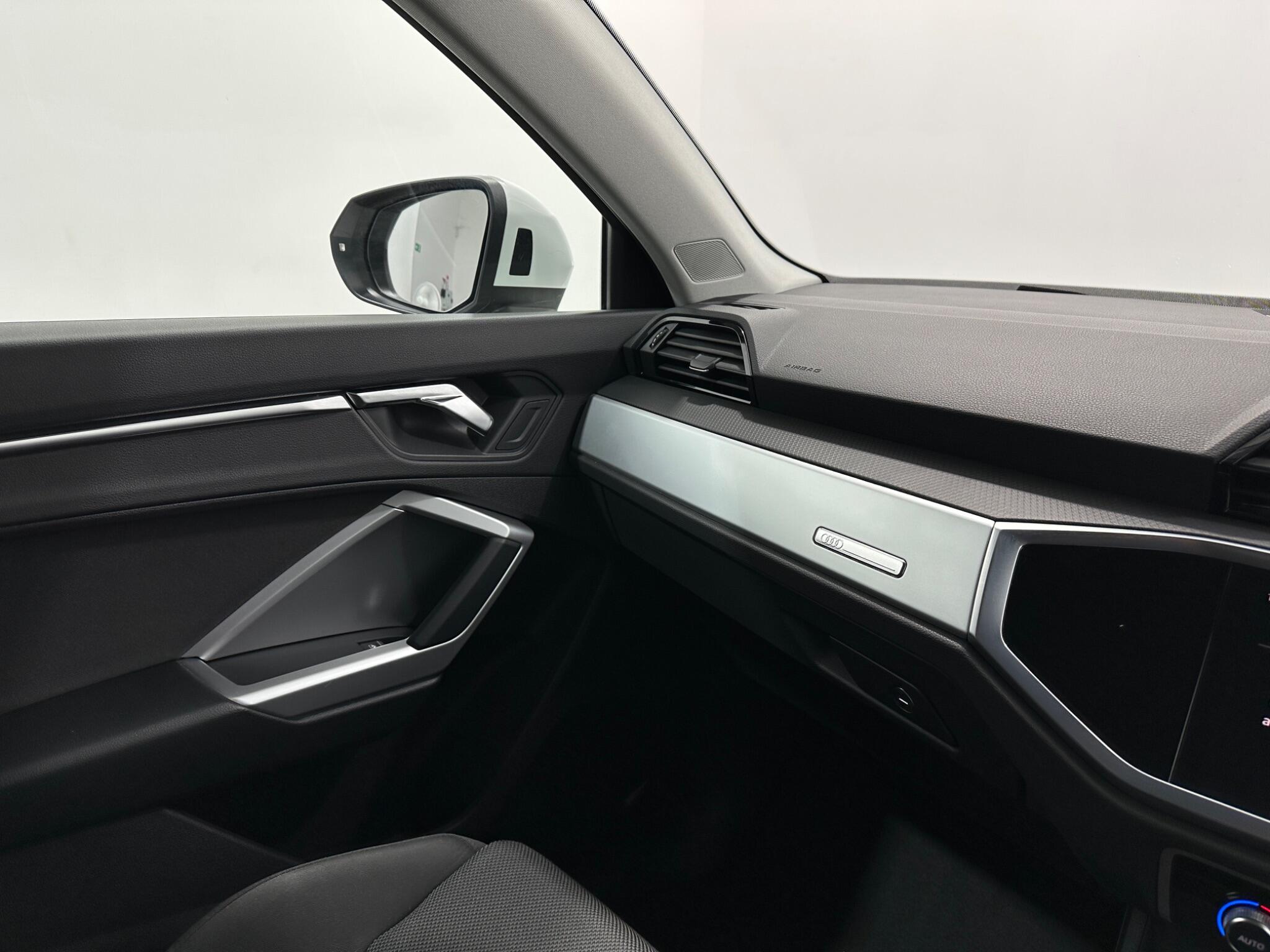 Audi Q3 view 26