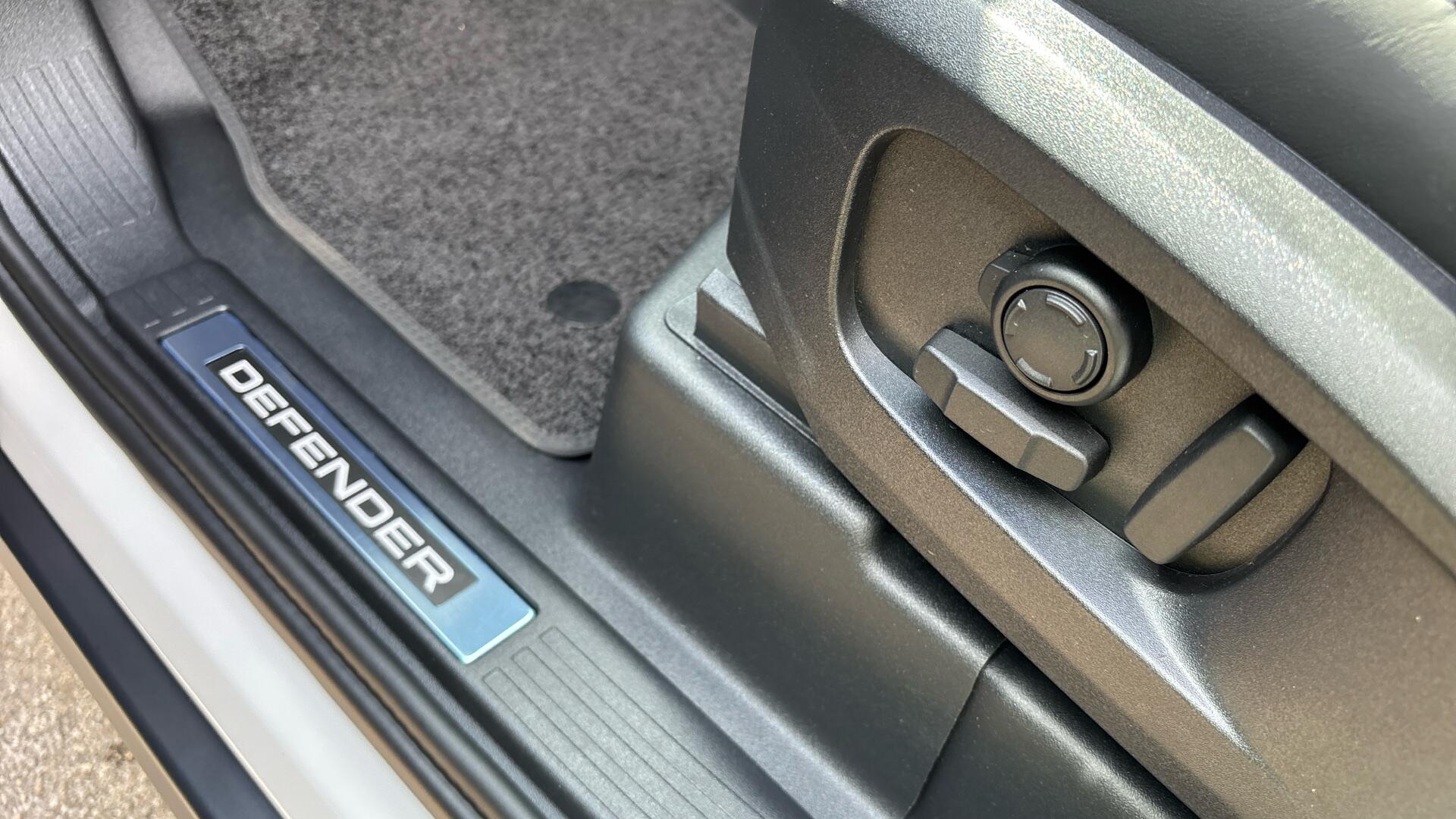 Land Rover Defender view 48