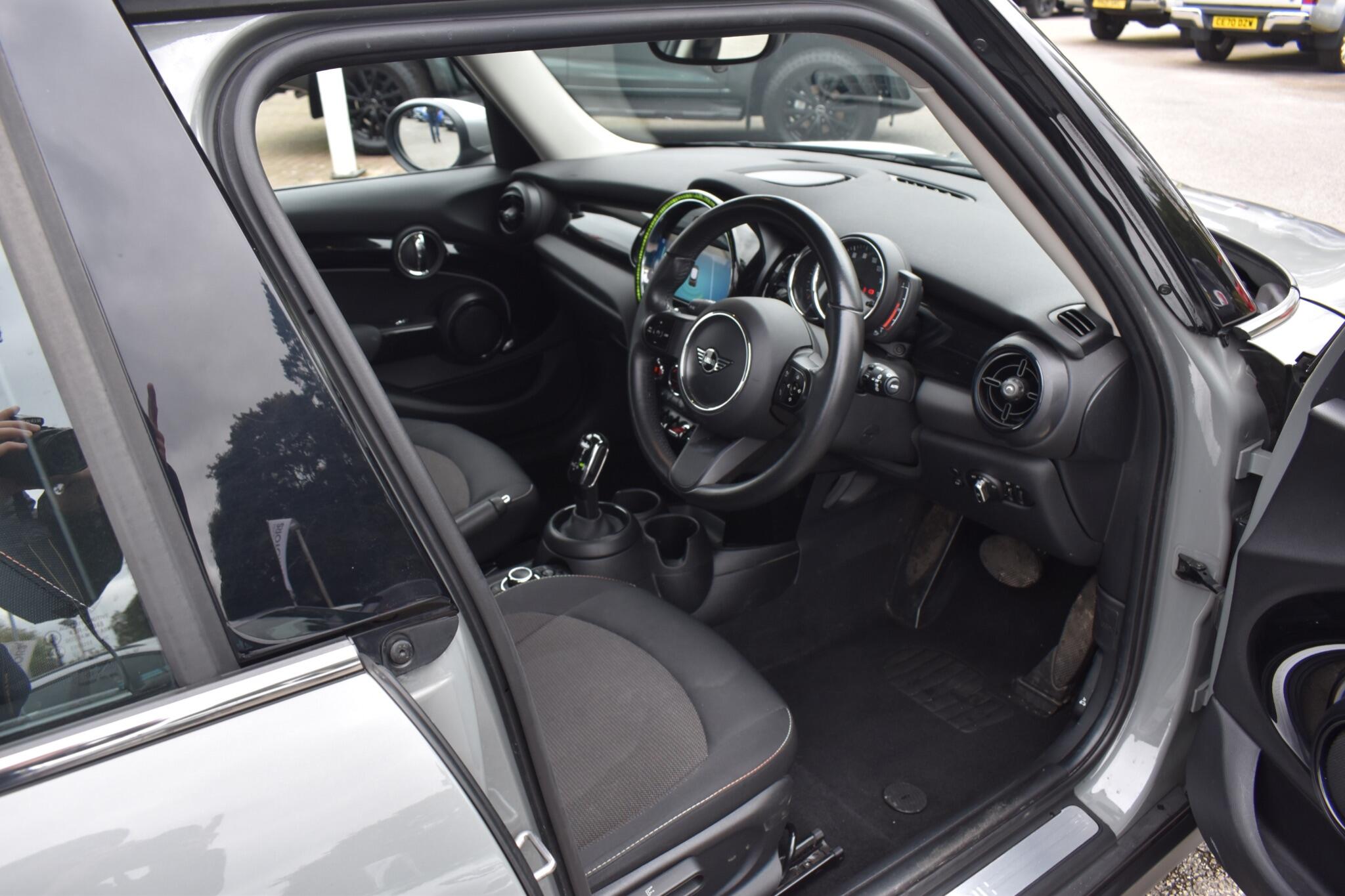 Hatch - 1.5 Cooper Classic Steptronic Euro 6 (s/s) 5dr - Image 28