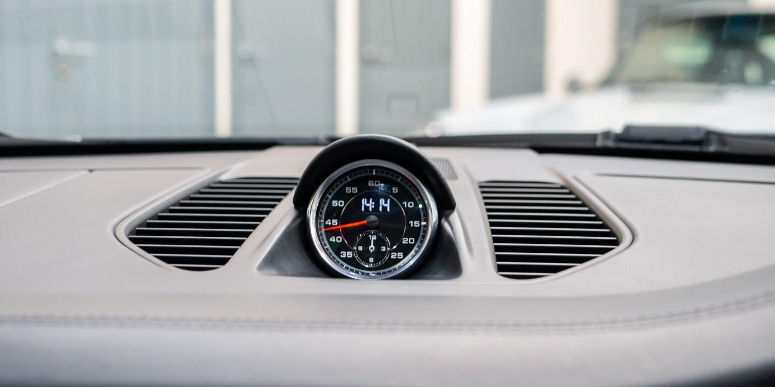 Porsche 911 view 32