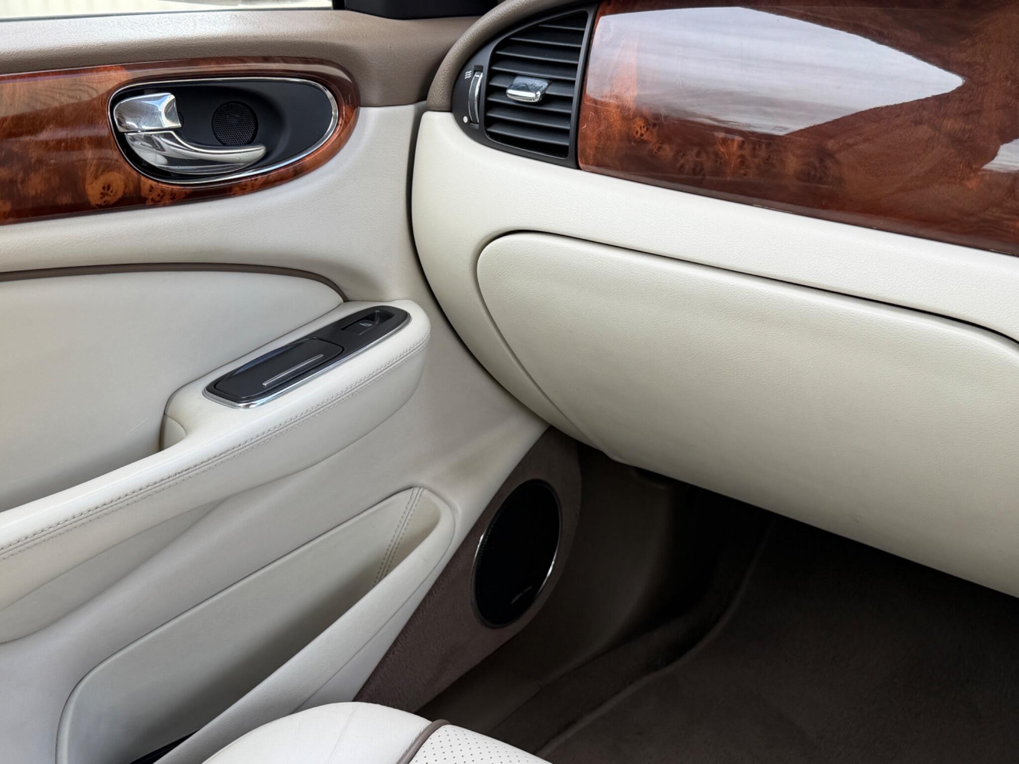 Jaguar XJ view 25