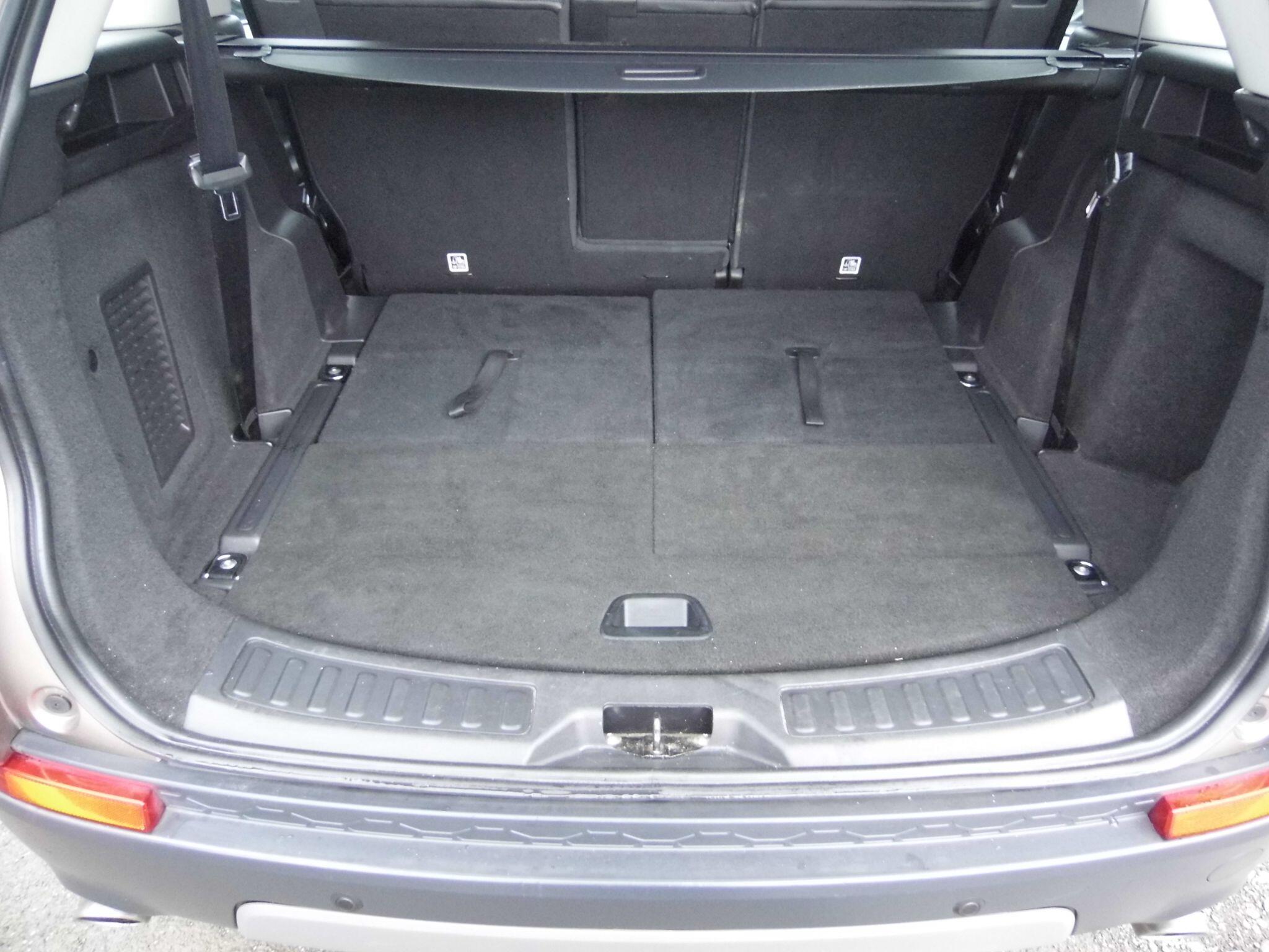 Land Rover Discovery Sport view 25