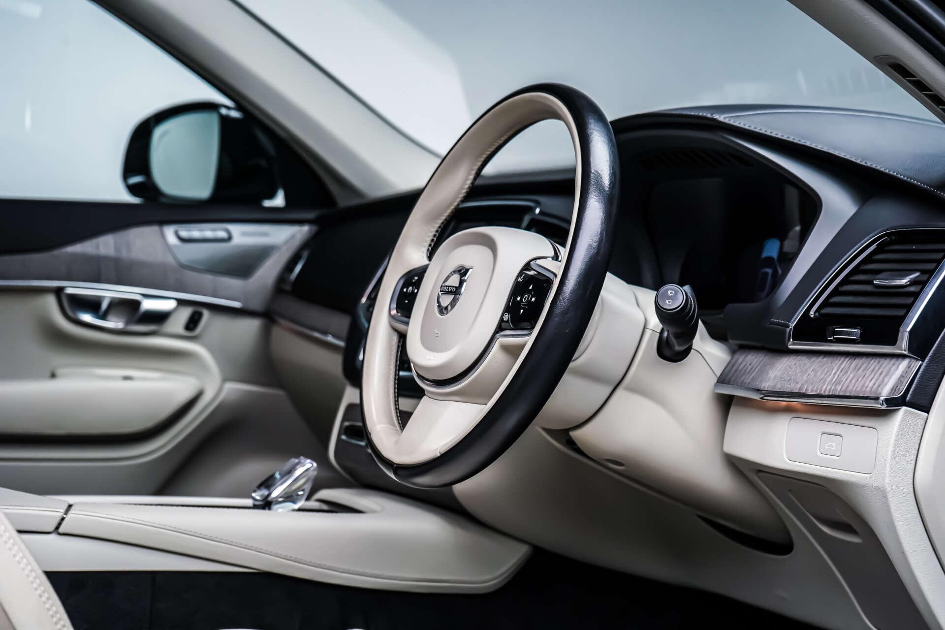 Volvo XC90 view 10