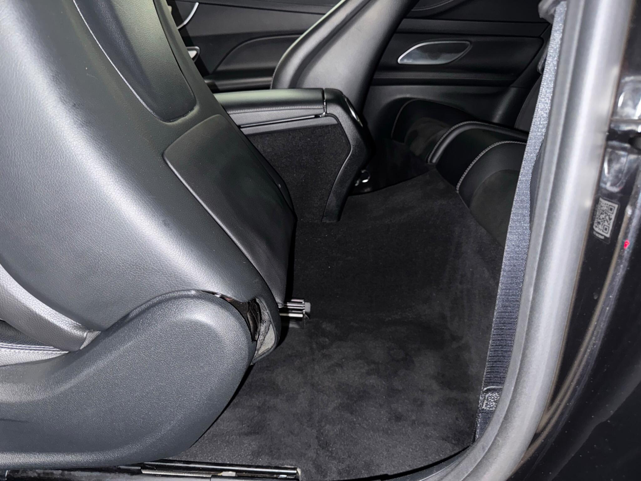 Mercedes-Benz E-Class view 44