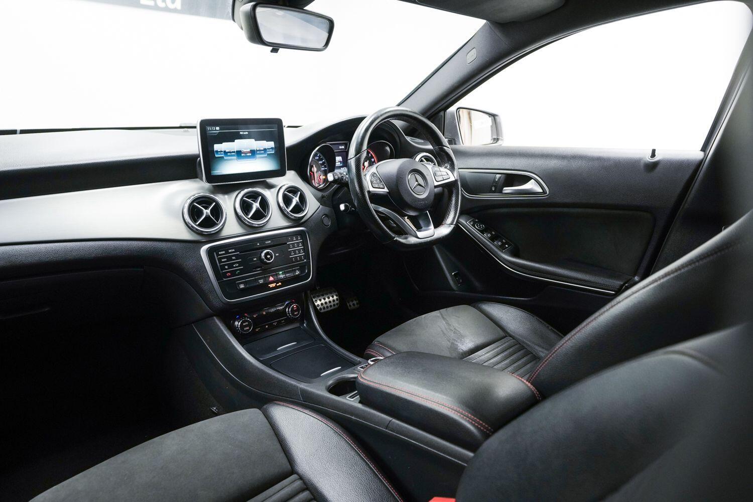 Mercedes-Benz Gla view 15