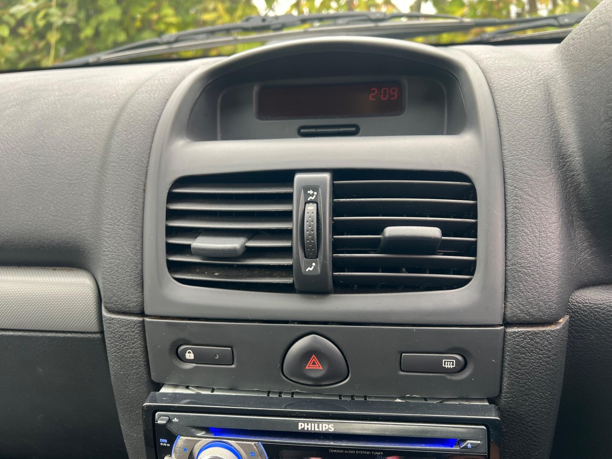 Renault Clio view 24