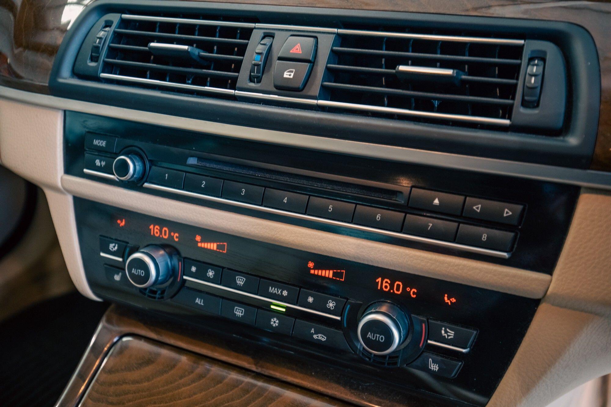 BMW 5 Series view 16