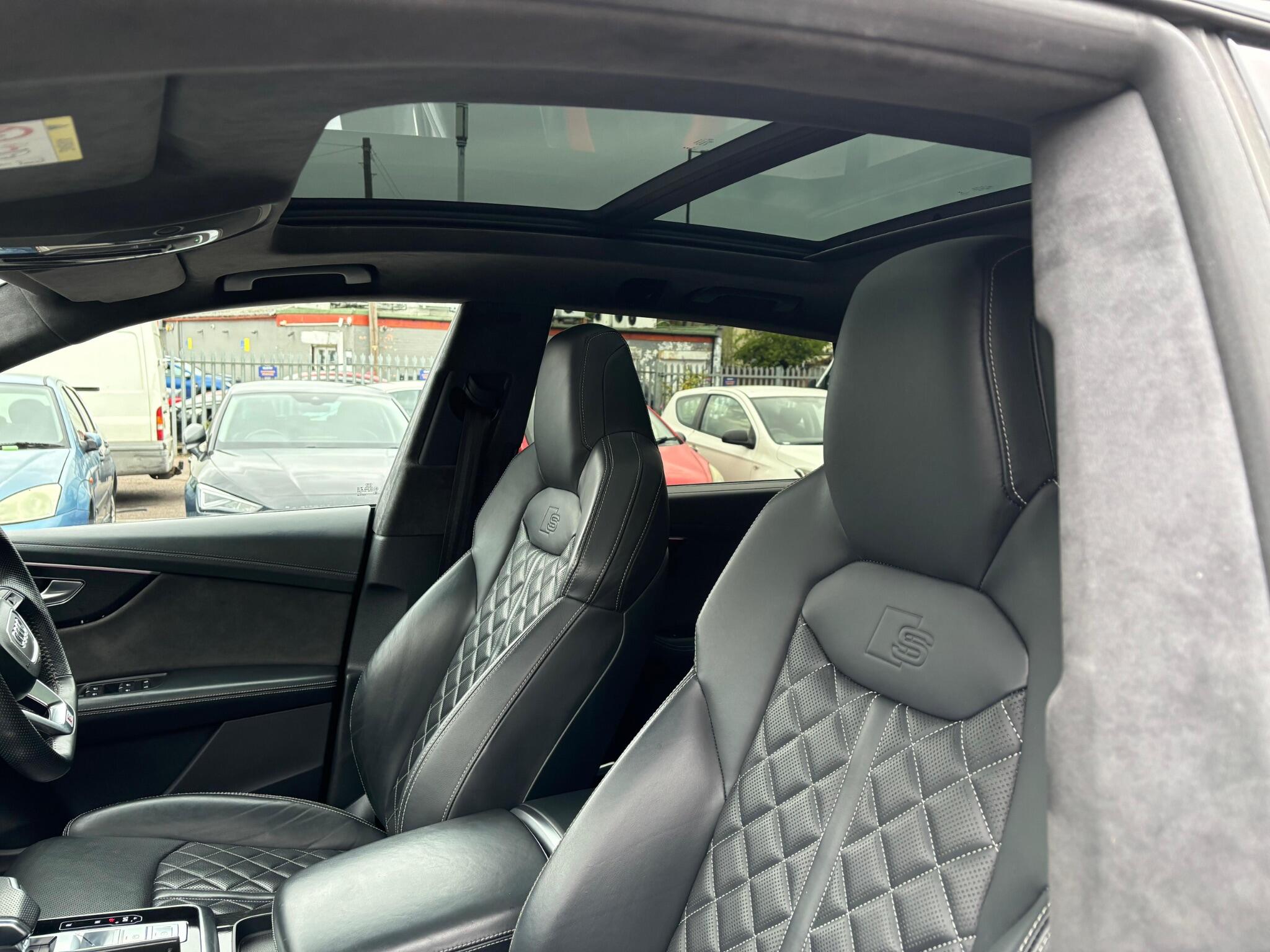 Audi Q8 view 12