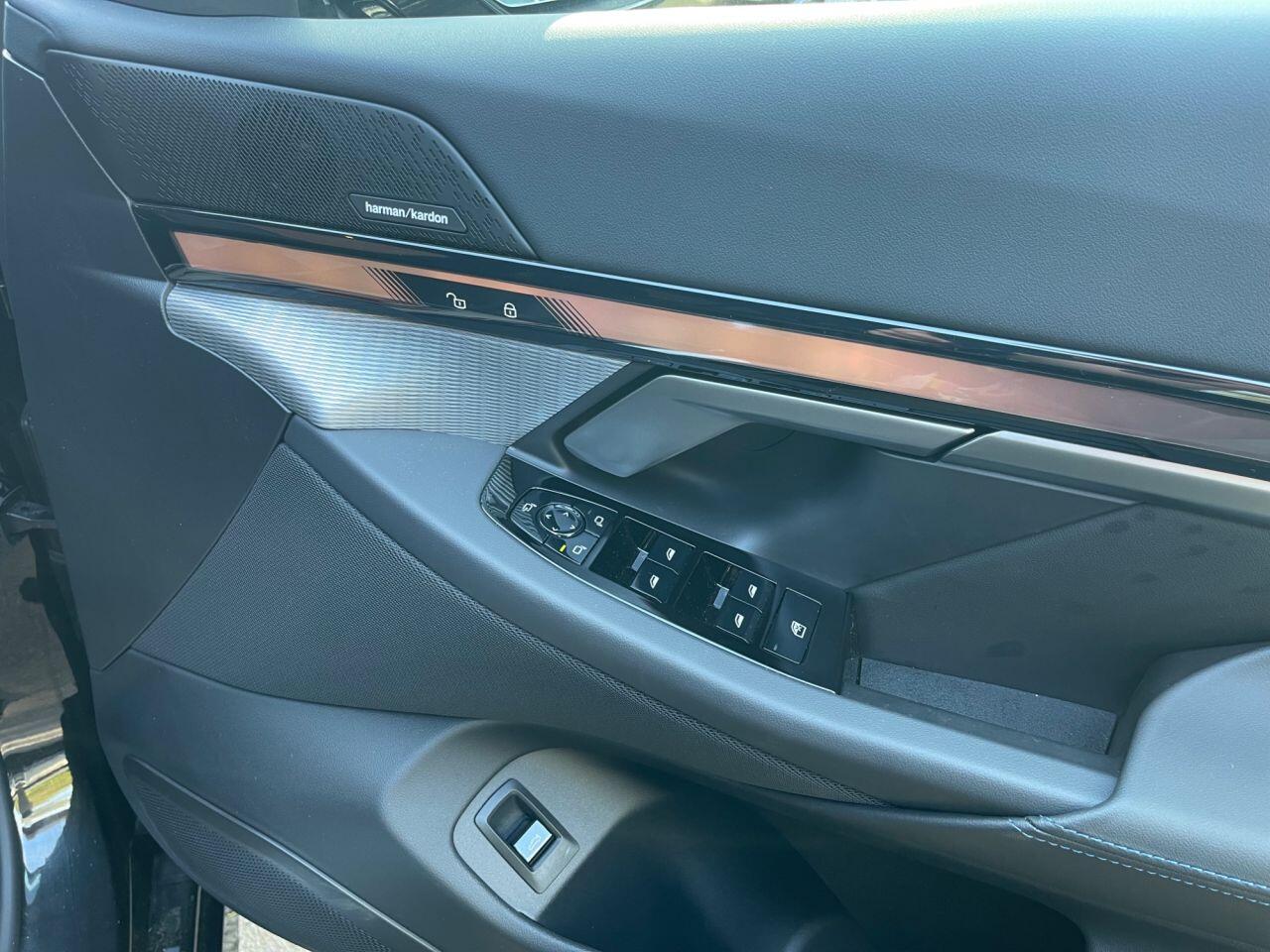 BMW 5 Series view 11