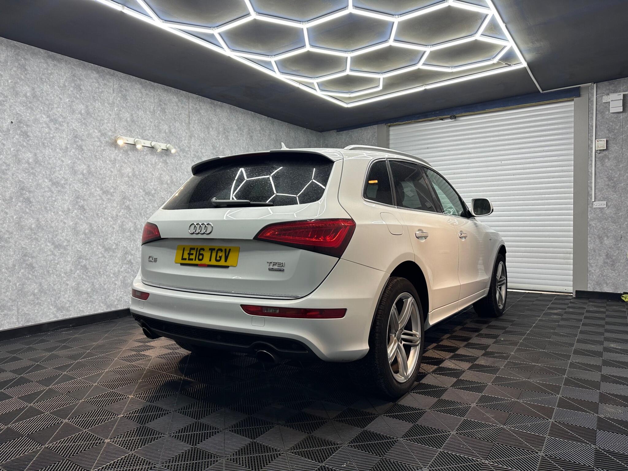 Audi Q5 view 4