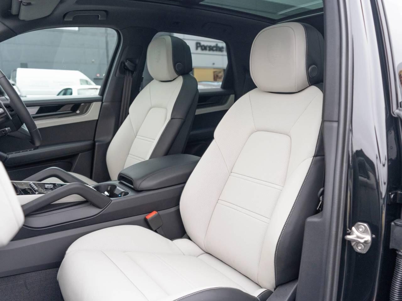 Porsche Cayenne view 33