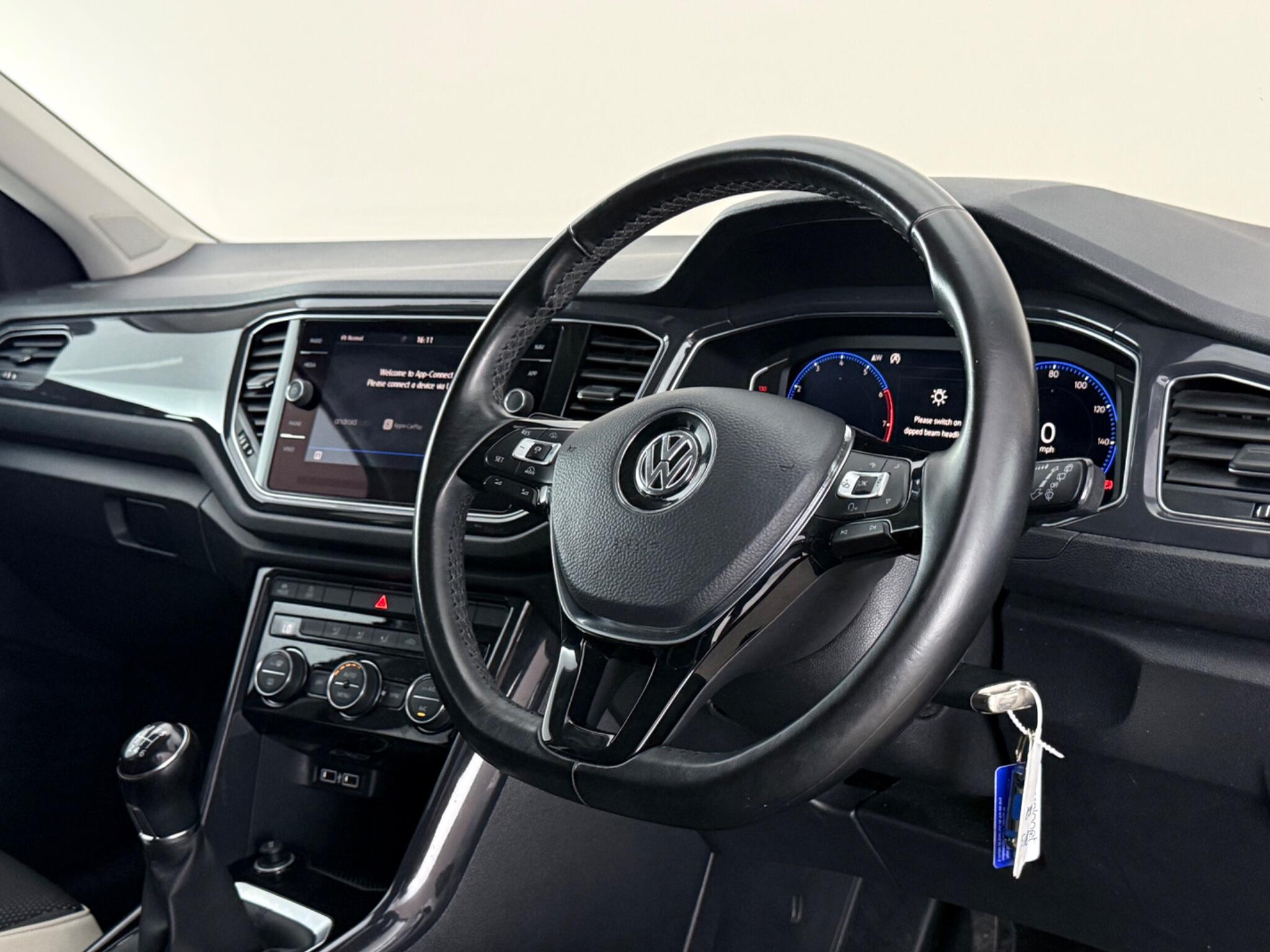 Volkswagen T-Roc view 3