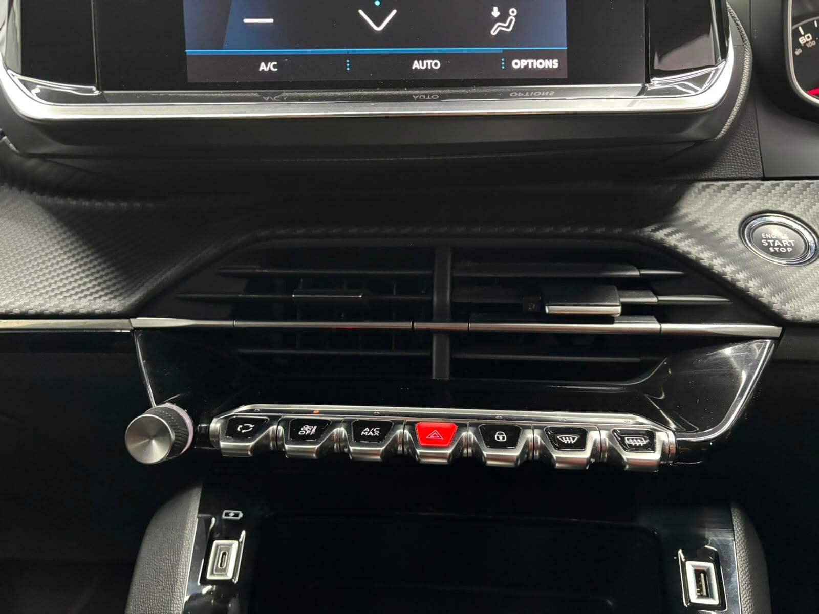 Peugeot 208 view 17