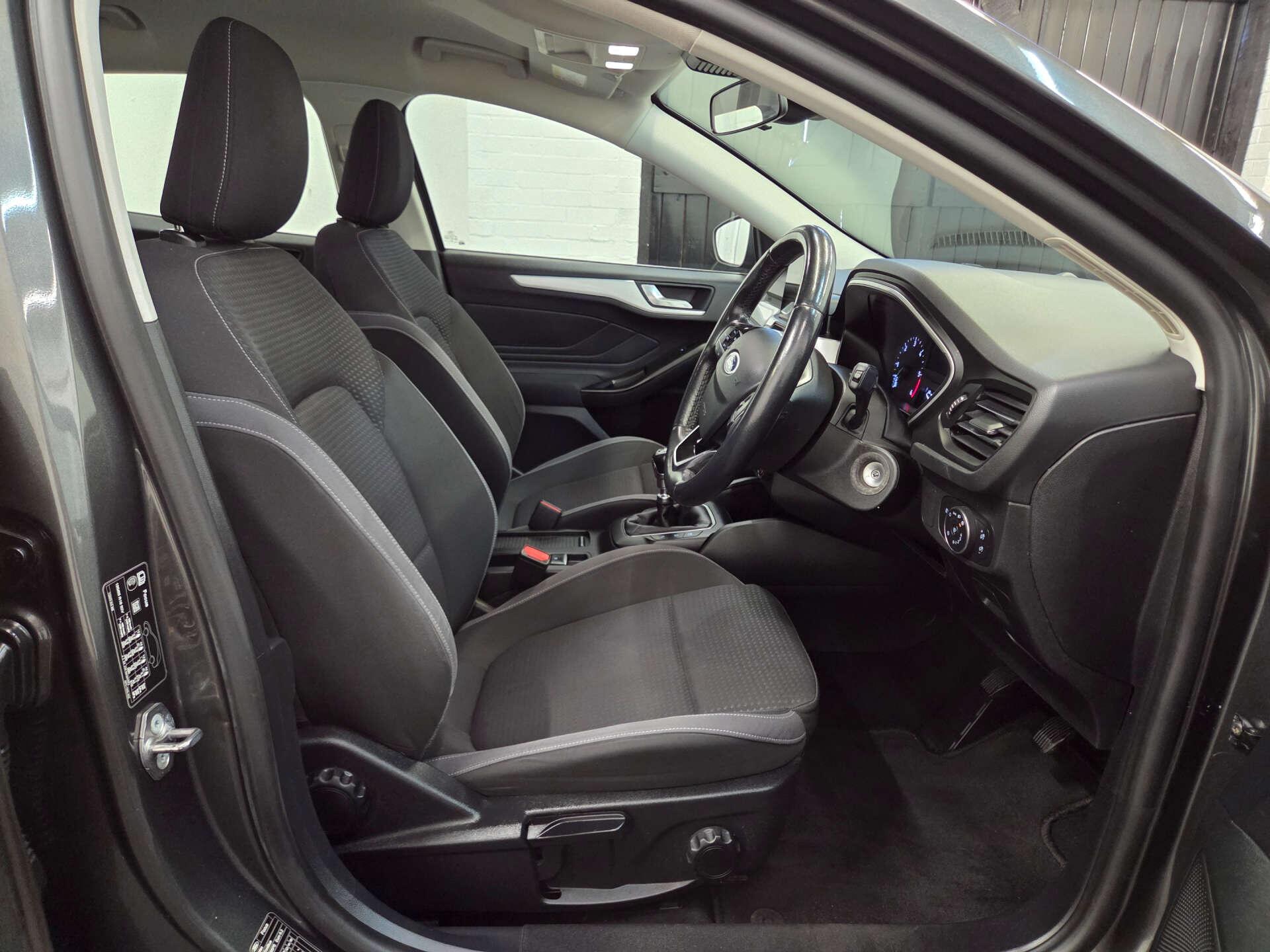 Ford Focus view 8