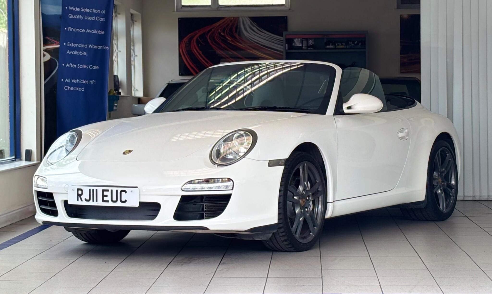 Porsche 911 view 7