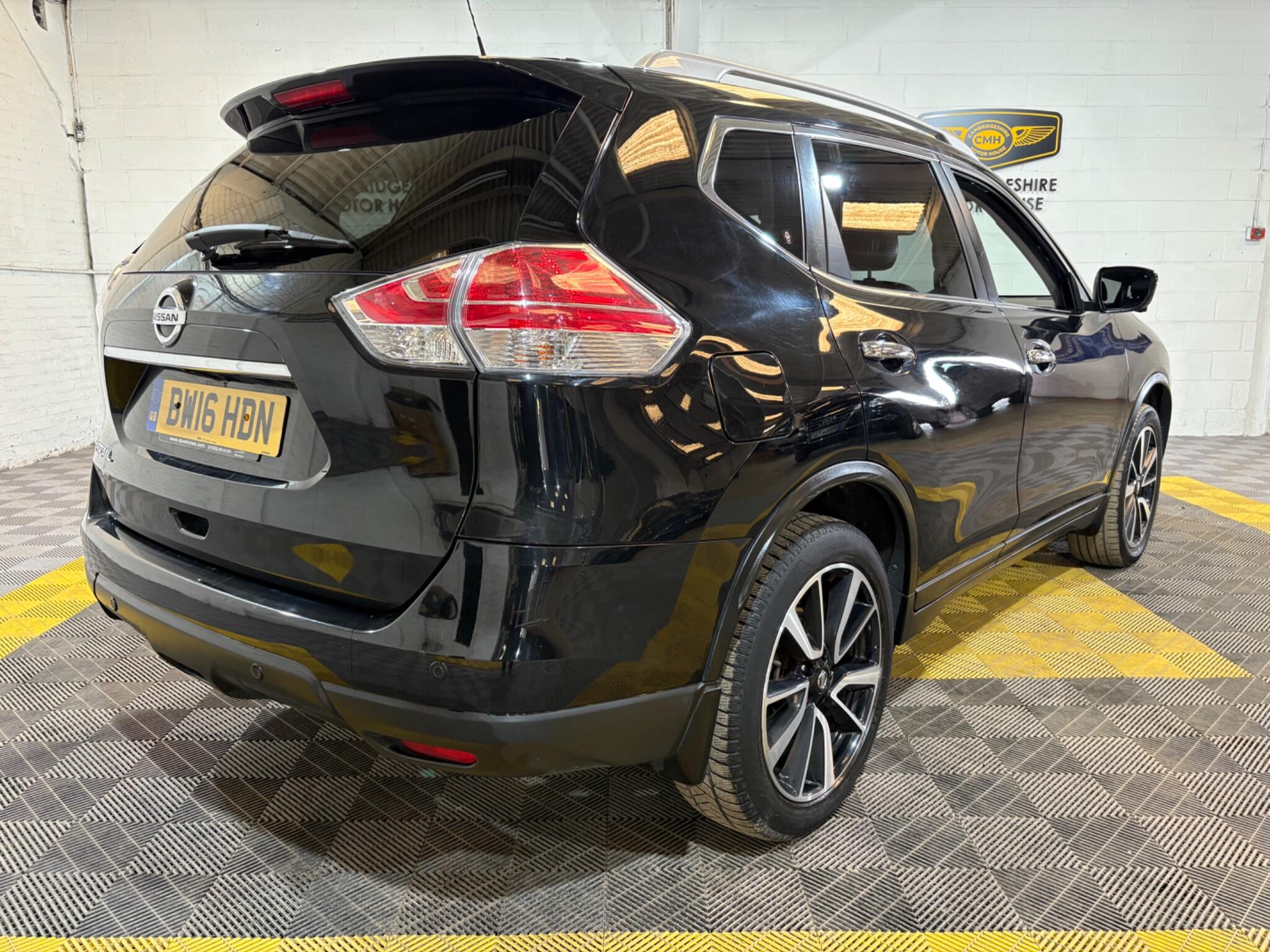 Nissan X-Trail view 3