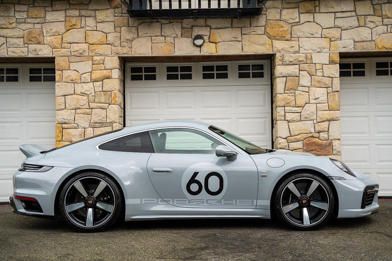 Porsche 911 view 3