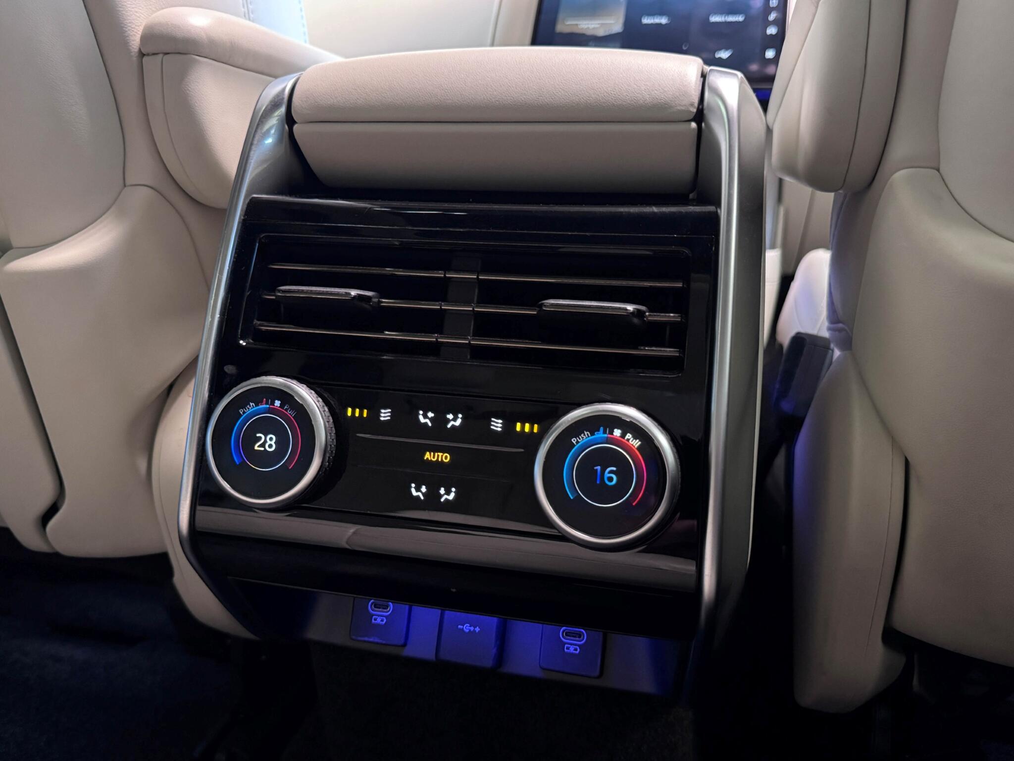 Land Rover Range Rover view 21