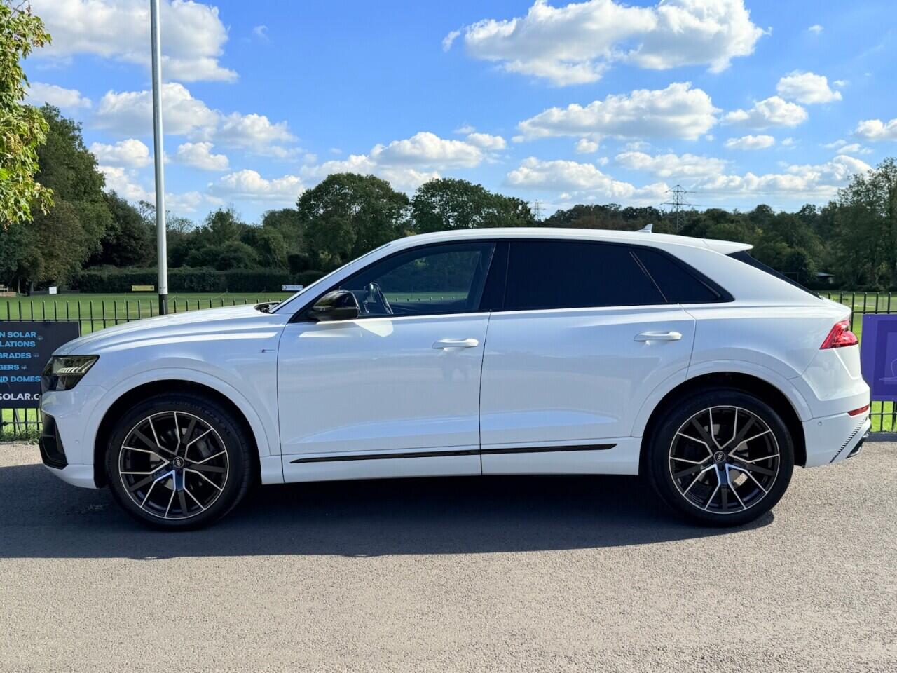 Audi Q8 view 10
