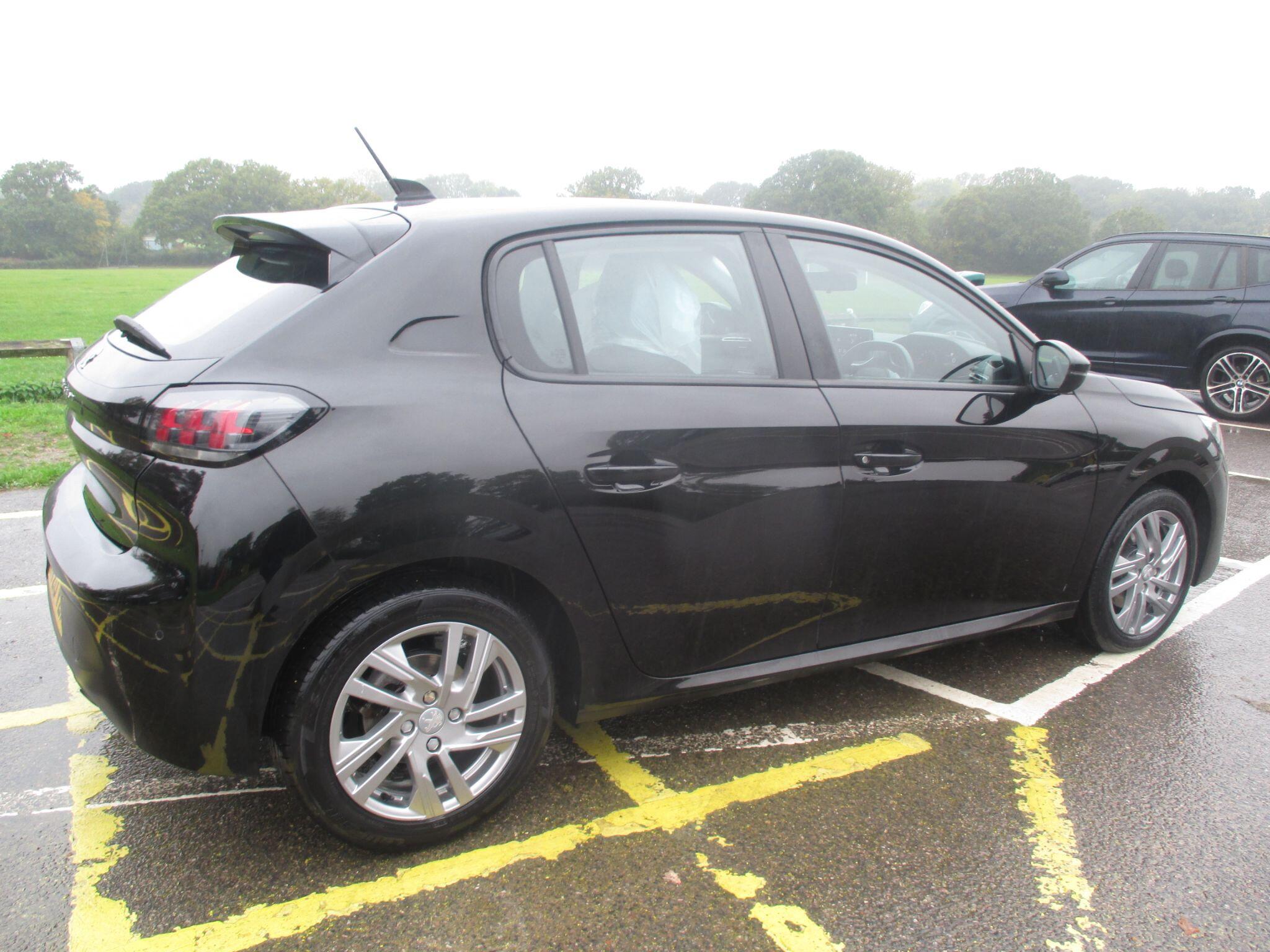 Peugeot 208 view 7