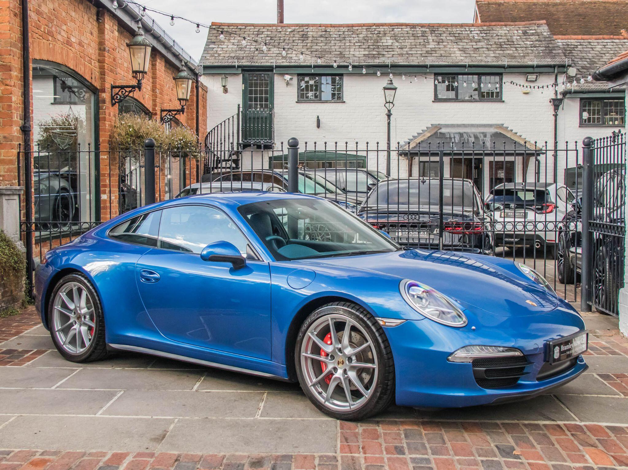 Porsche 911 view 4