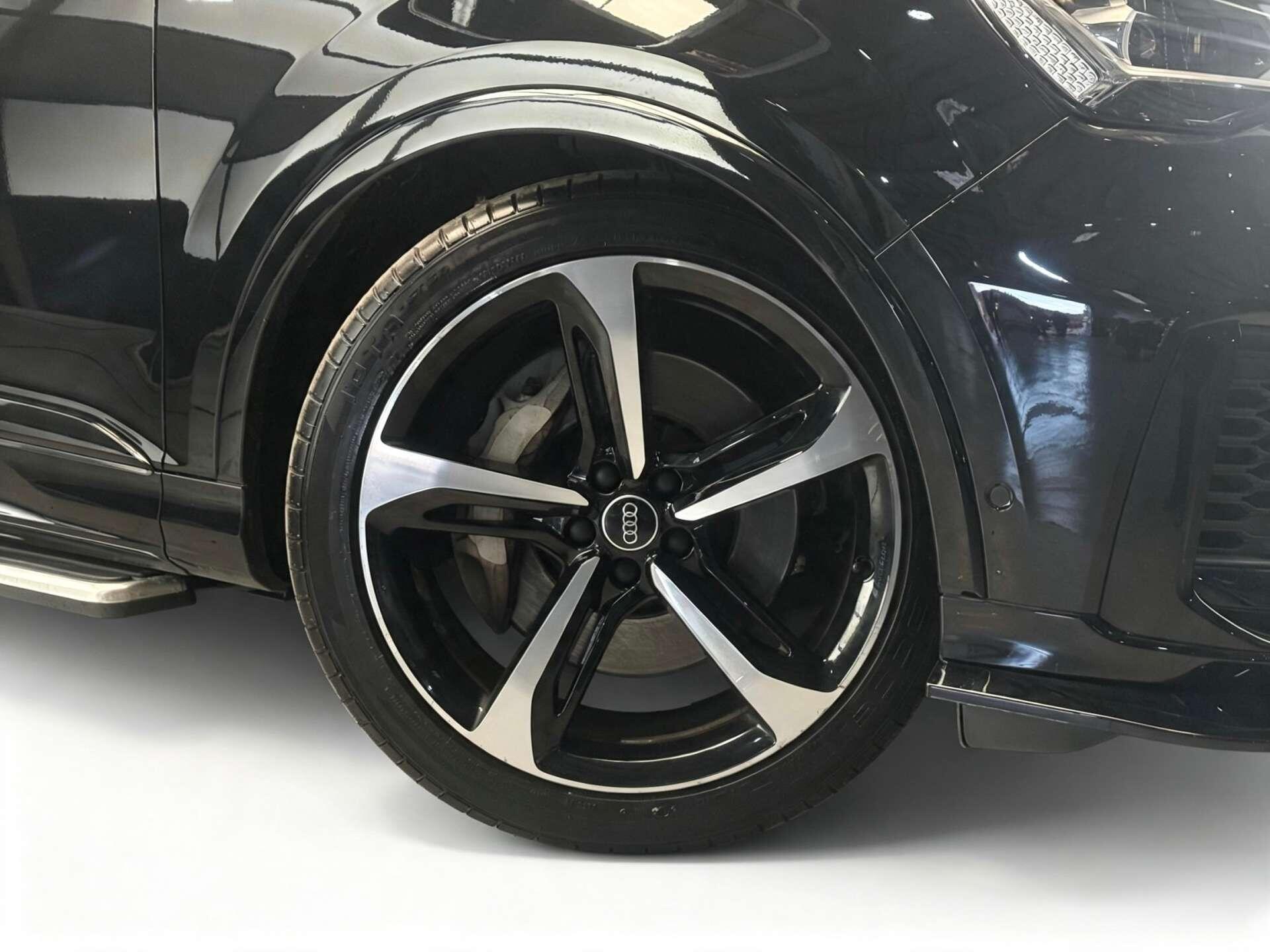 Audi Q7 view 3