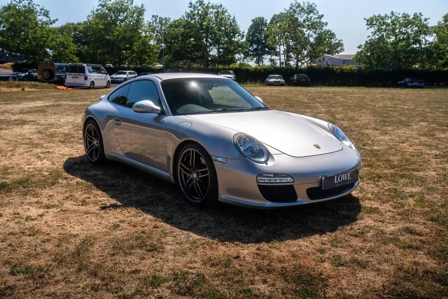 Porsche 911 view 7