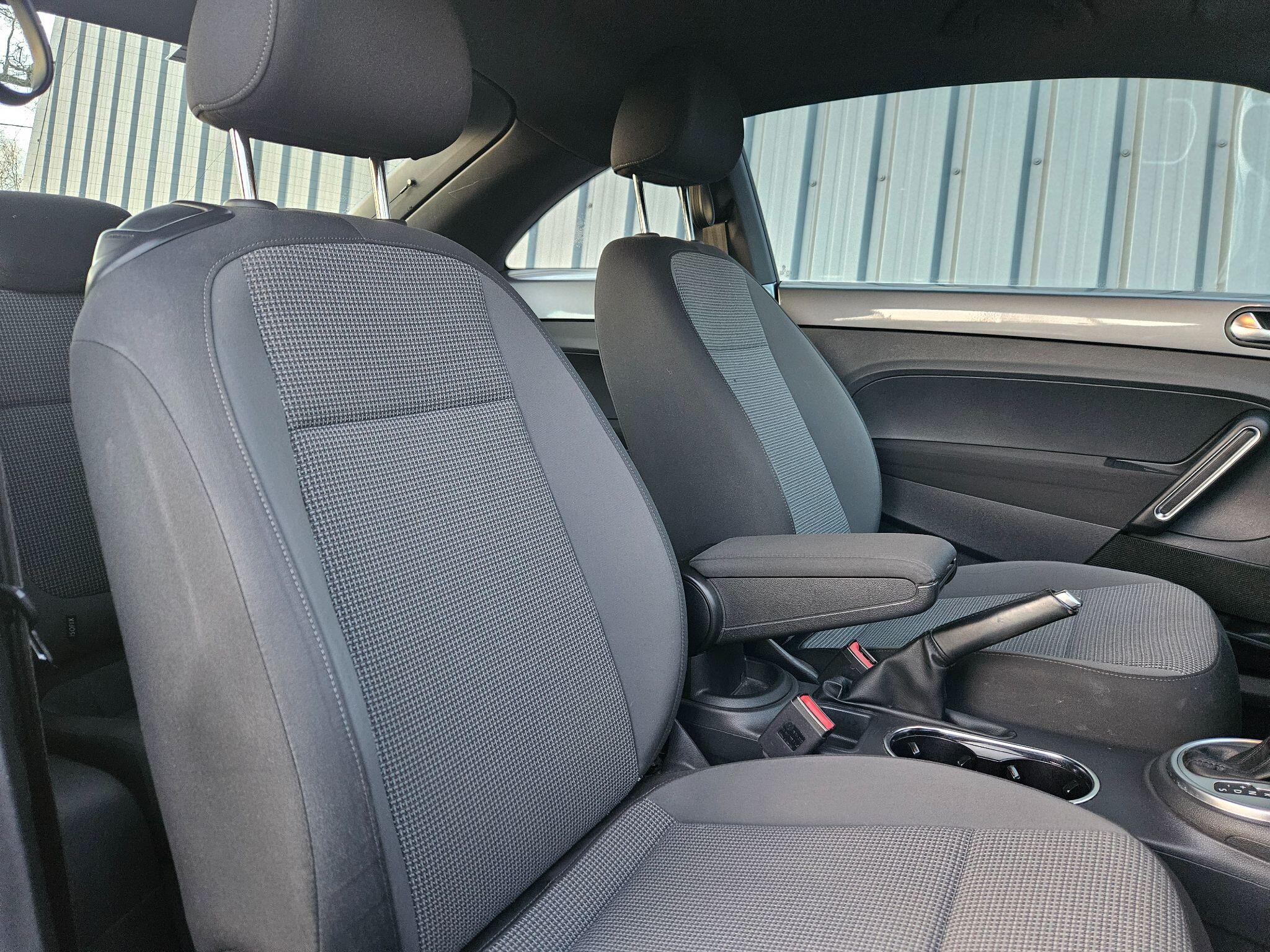 2012 Volkswagen Beetle image 18