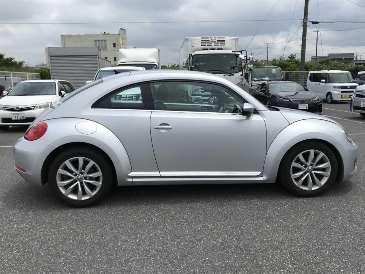 Volkswagen Beetle view 8