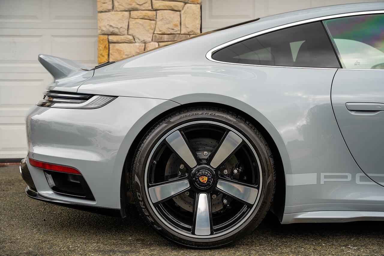 Porsche 911 view 5