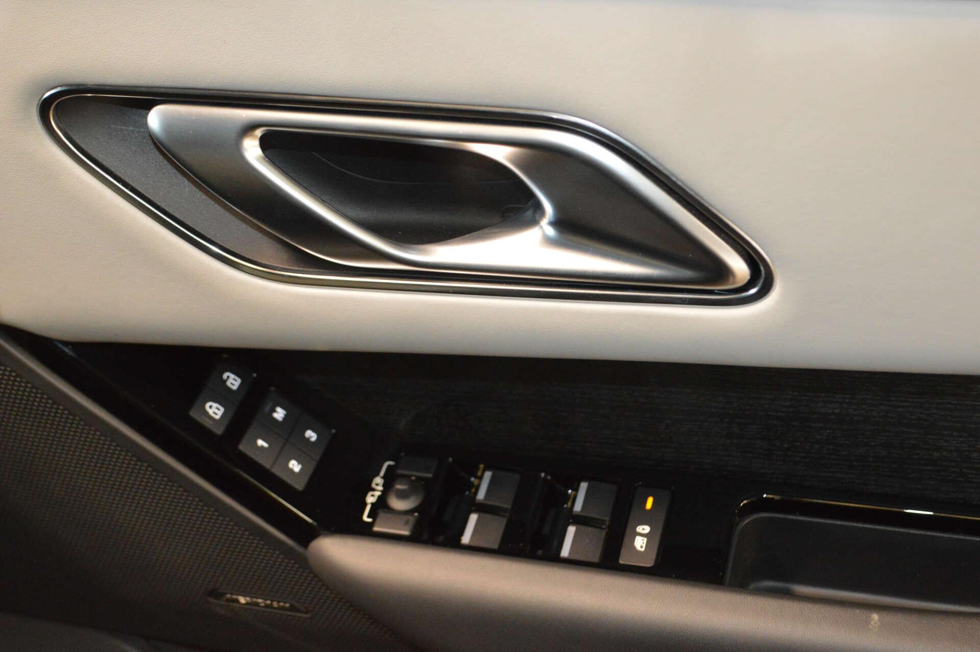Land Rover Range Rover Velar view 35