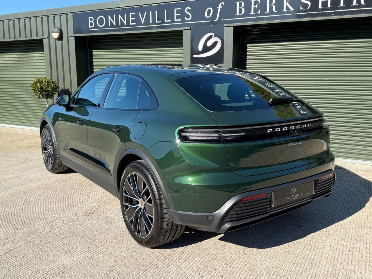 Porsche Macan view 3